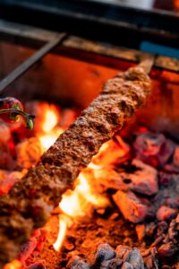 Adana kebabı şişte közde