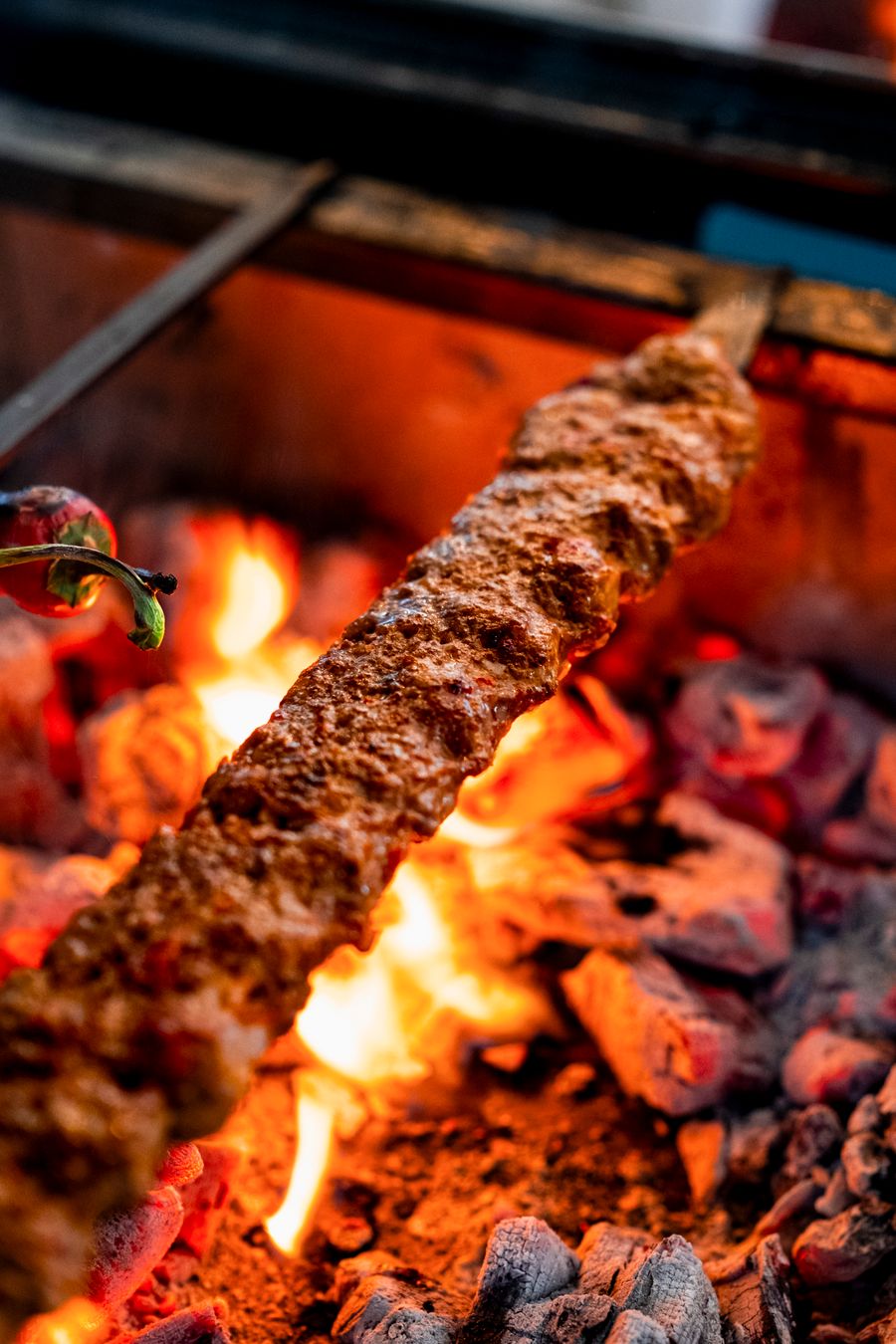 Adana kebabı şişte közde