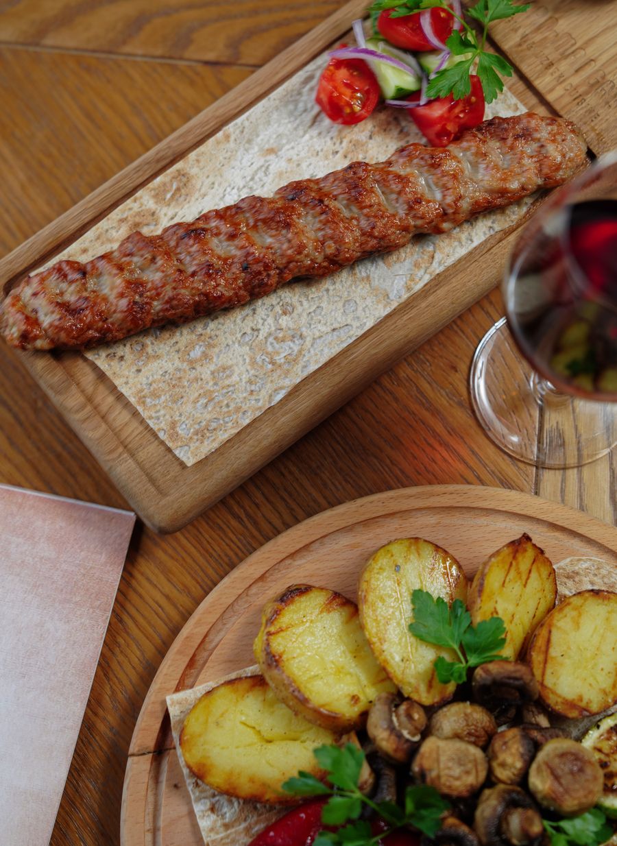 Adana kebabı servis lavaş