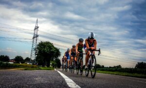 Aero pozisyonda triatlon bisikleti süren sporcu