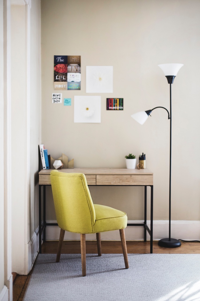 Minimal ahşap çalışma masası ve sandalye
