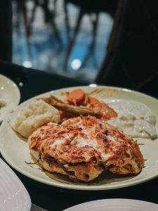 Amasya Keşkeği etli ve soslu tabakta