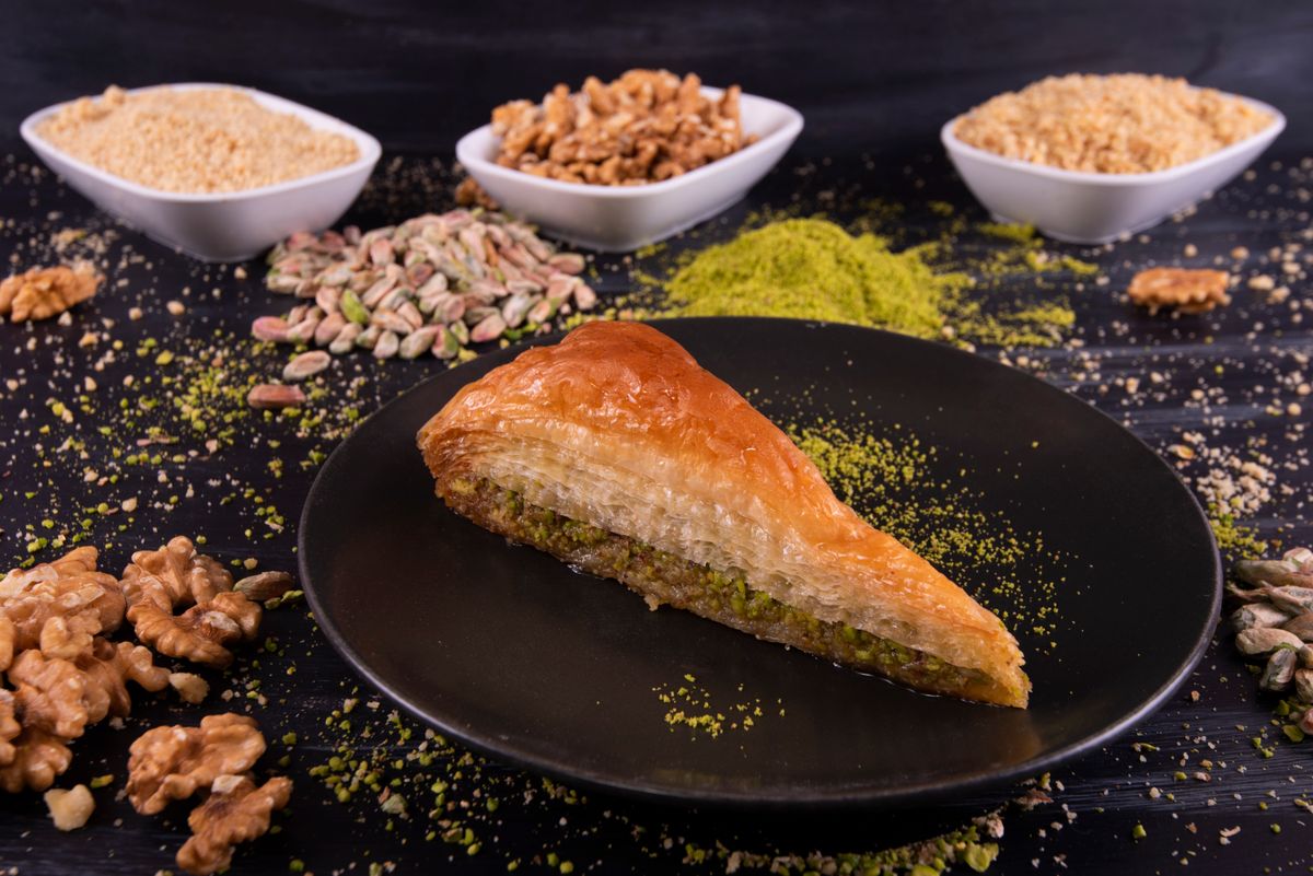 Cevizli Amasya Tırtıl Baklava servisi