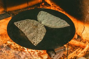 Ardahan Feselli sacda pişen katmer
