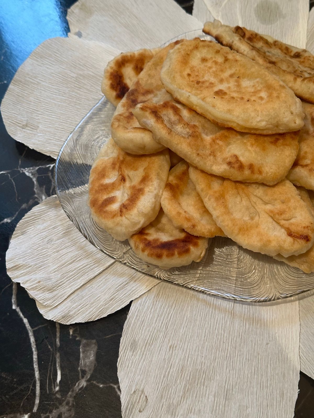 Ardahan Pişi kızarmış hamur tabakta