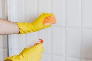 Banyo fayanslarinin sprey ve sungerle temizlenmesi - banyo kirec temizligi