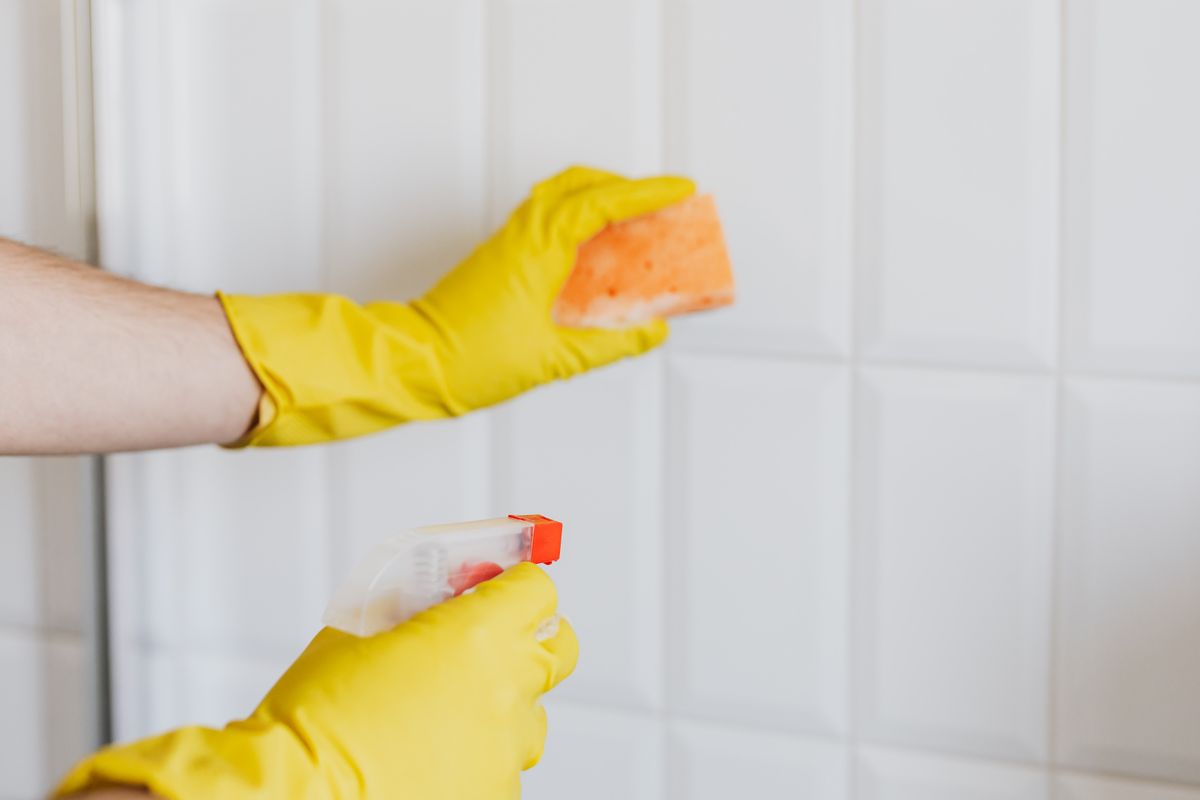 Banyo fayanslarinin sprey ve sungerle temizlenmesi - banyo kirec temizligi