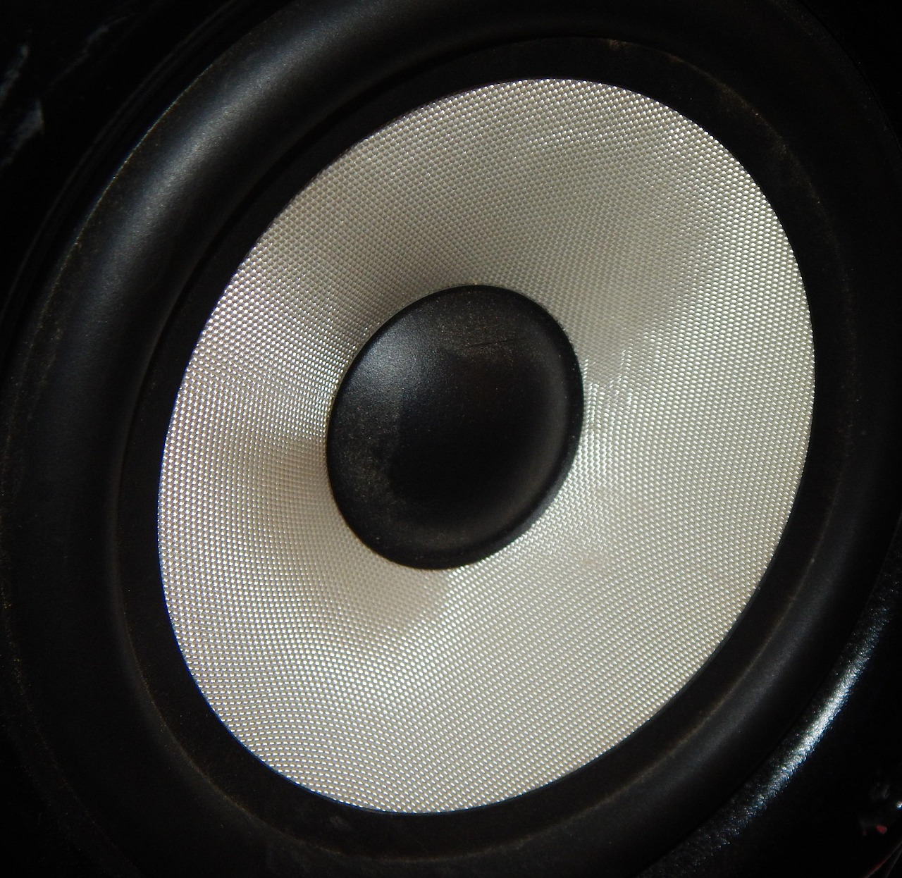 Woofer, müziğin derin bas bölgesini üretir