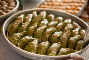 Cevizli ev baklavası tepside