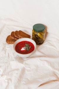Doğranmış ekmek ve sarımsaklı ayranla keldoş