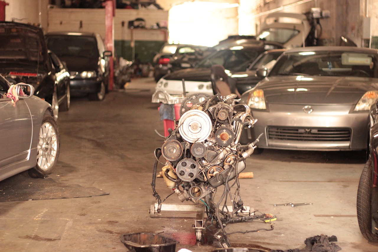 Biyel kolu ve pistonların görüldüğü motor parçası