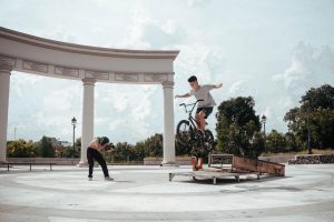Sağlam küçük kadrolu bir BMX bisiklet