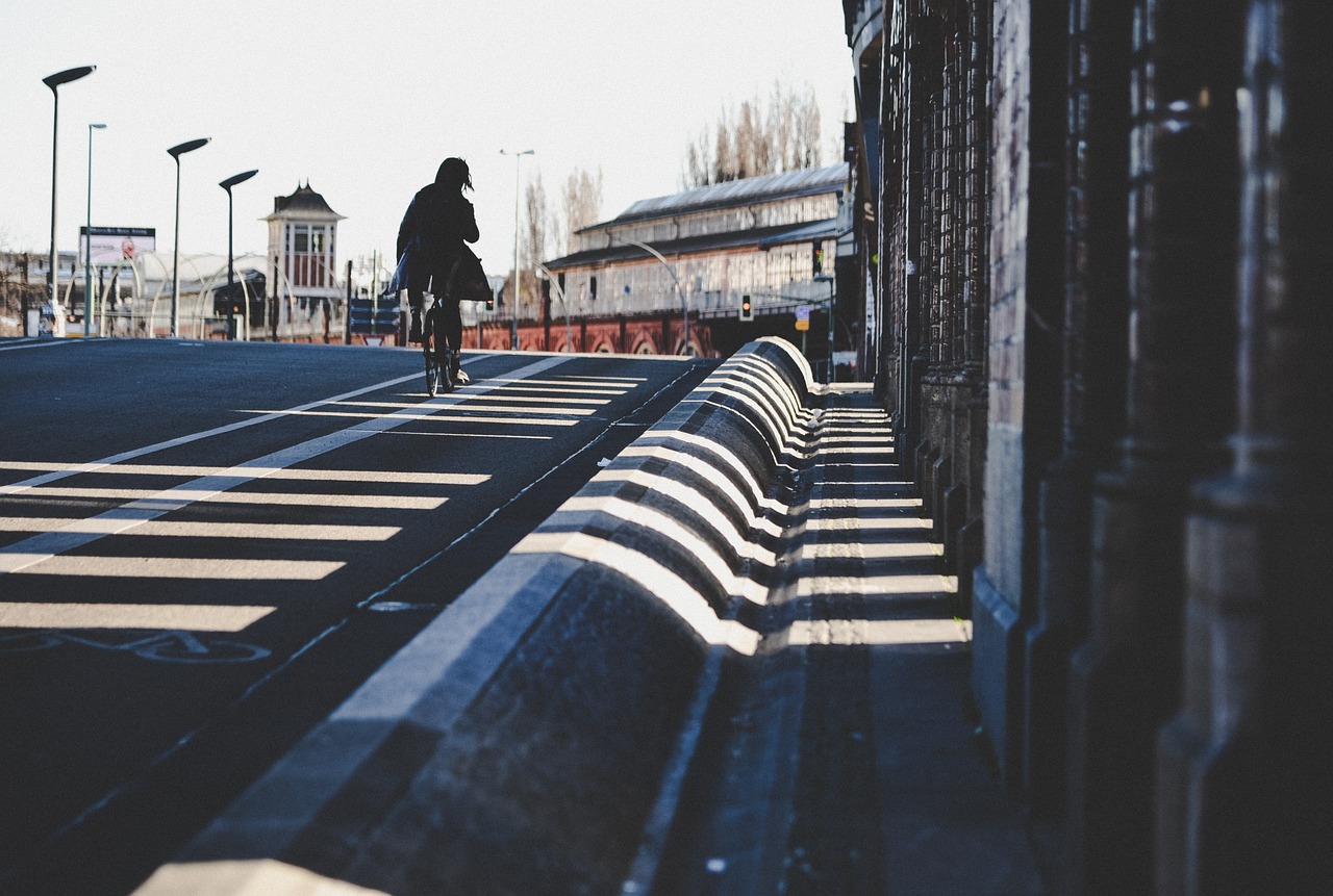 BMX bisikletlerinde sade ve sağlam aydınlatma çözümleri kullanılır