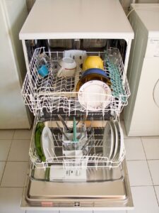 Açık bulaşık makinesi sepetleri ve püskürtme kolu