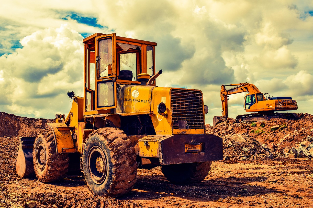 Ön bıçağıyla toprak iten buldozer