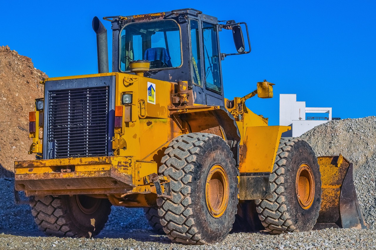 Hafriyat sahasında çalışan dozer