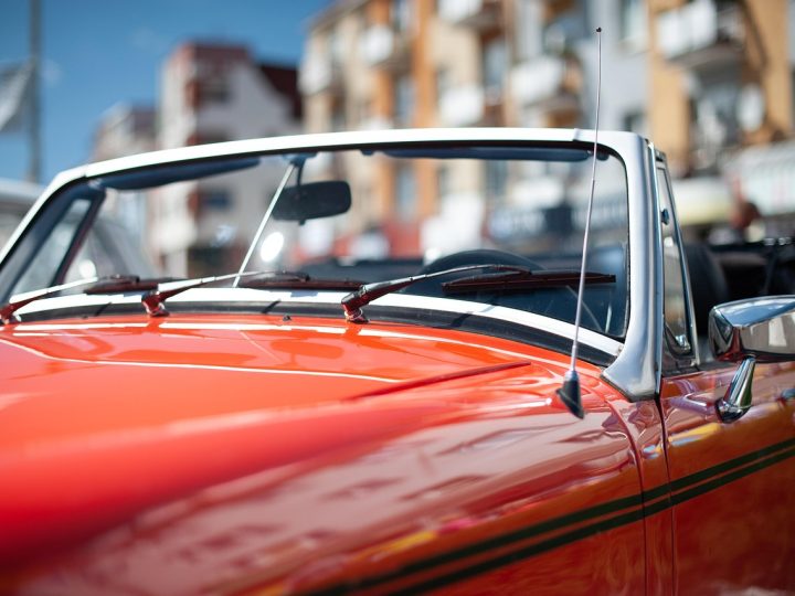 Cabrio ve Roadster: Üstü Açık Sürüş Keyfi