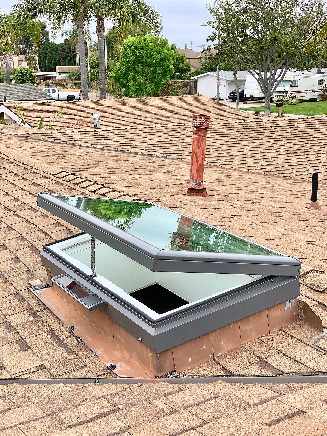 Gün ışığını içeri alan çatı penceresi (skylight)