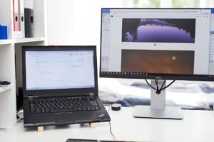Laptop ve harici monitör ile çift ekran home ofis kurulumu