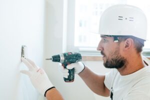 Koruyucu ekipmanla duvara matkapla delik acma - duvara delik acma ve dubel takma