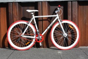 Sade ve minimalist bir fixie bisiklet