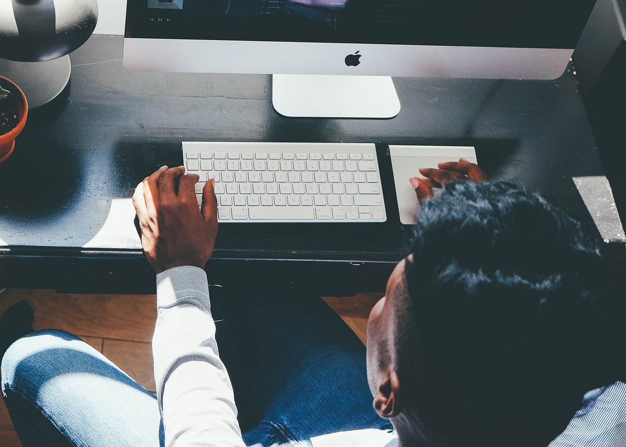 Geniş ekran ve çoklu monitör için home ofis kurulumu