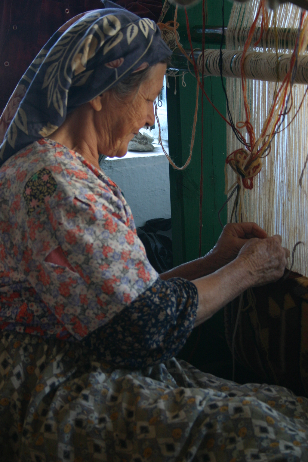 El dokuması halı üretimi. Kaynak: Wikimedia Commons, CC BY-SA 2.0