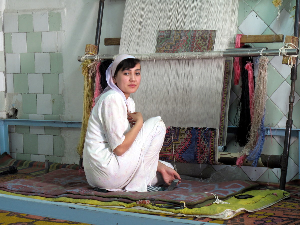 Halı dokumada elle düğüm atma işlemi