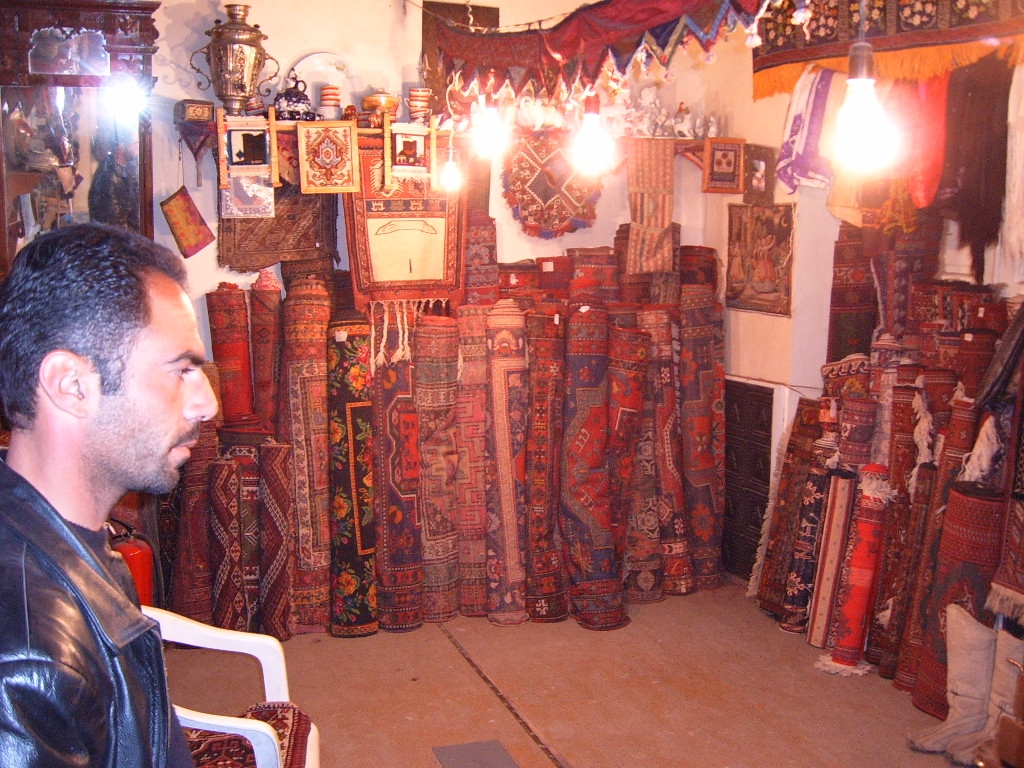 Halı mağazasında çeşitli modeller. Kaynak: Nenad Bumbi, Wikimedia Commons, CC BY-SA 4.0
