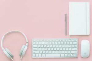 Masaüstü hoparlörler ve çift monitör ile home ofis ses sistemi