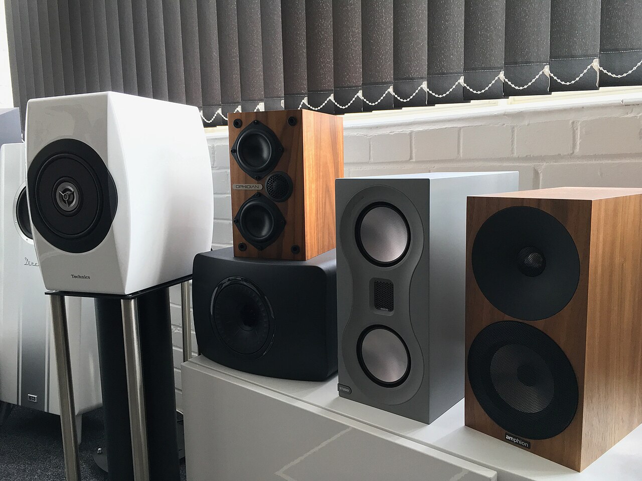 Stereo yerleşim için raf tipi hoparlör çifti