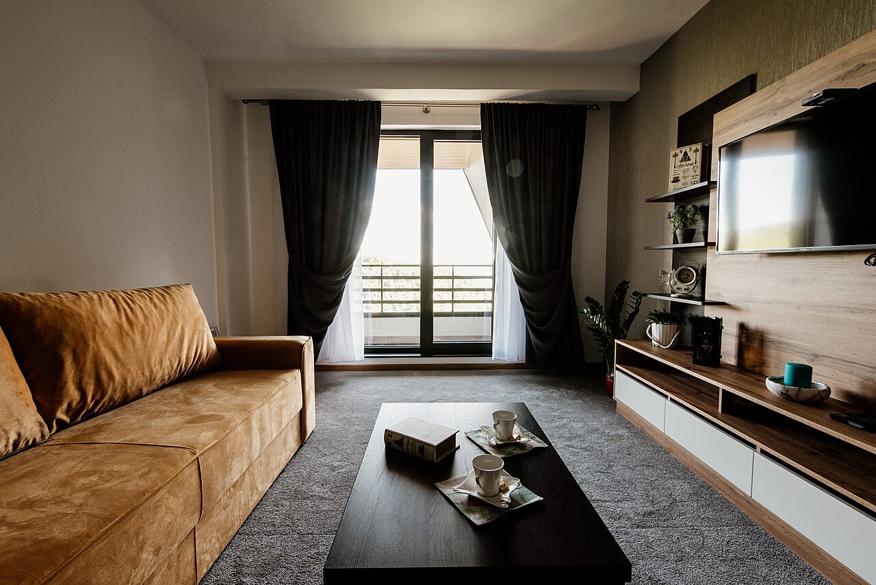 Az eşyalı sade ve düzenli küçük daire