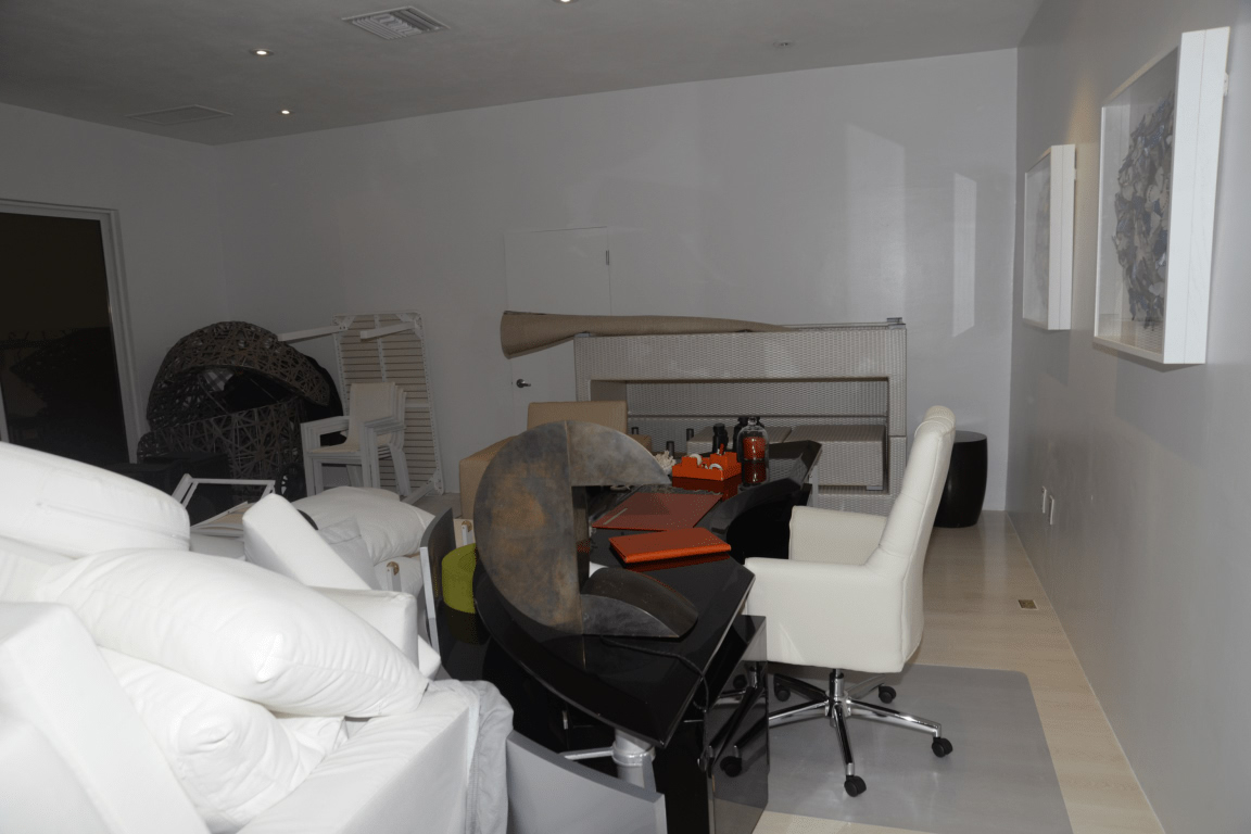 Hafif ve şık mobilyalı küçük salon