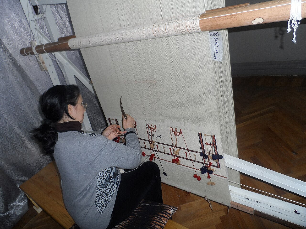 Tezgâhta kilim dokuma. Kaynak: Wikimedia Commons, CC BY-SA 3.0
