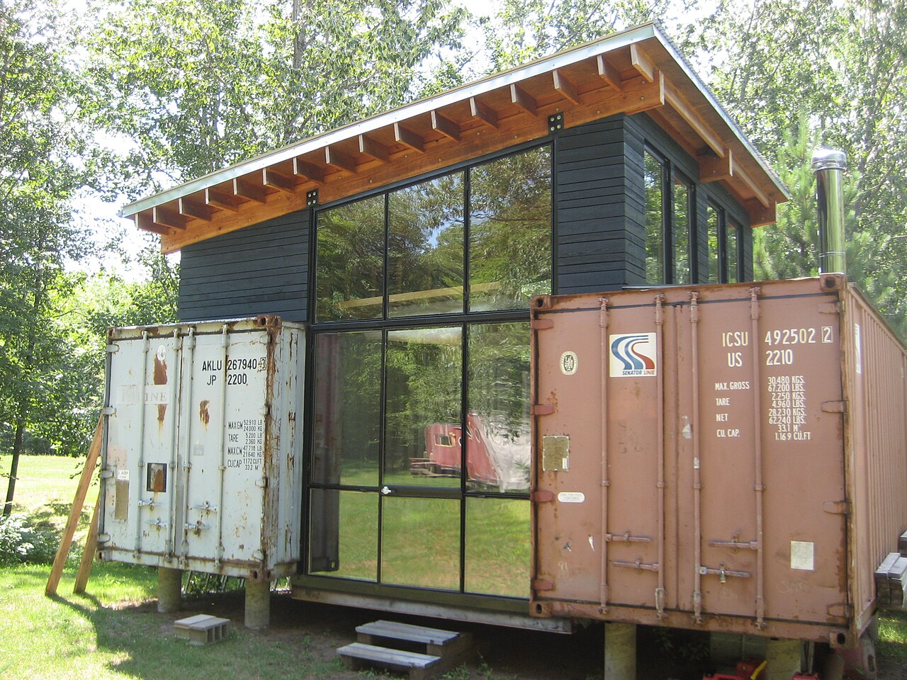Tek bir nakliye konteynerinden dönüştürülmüş küçük kır evi