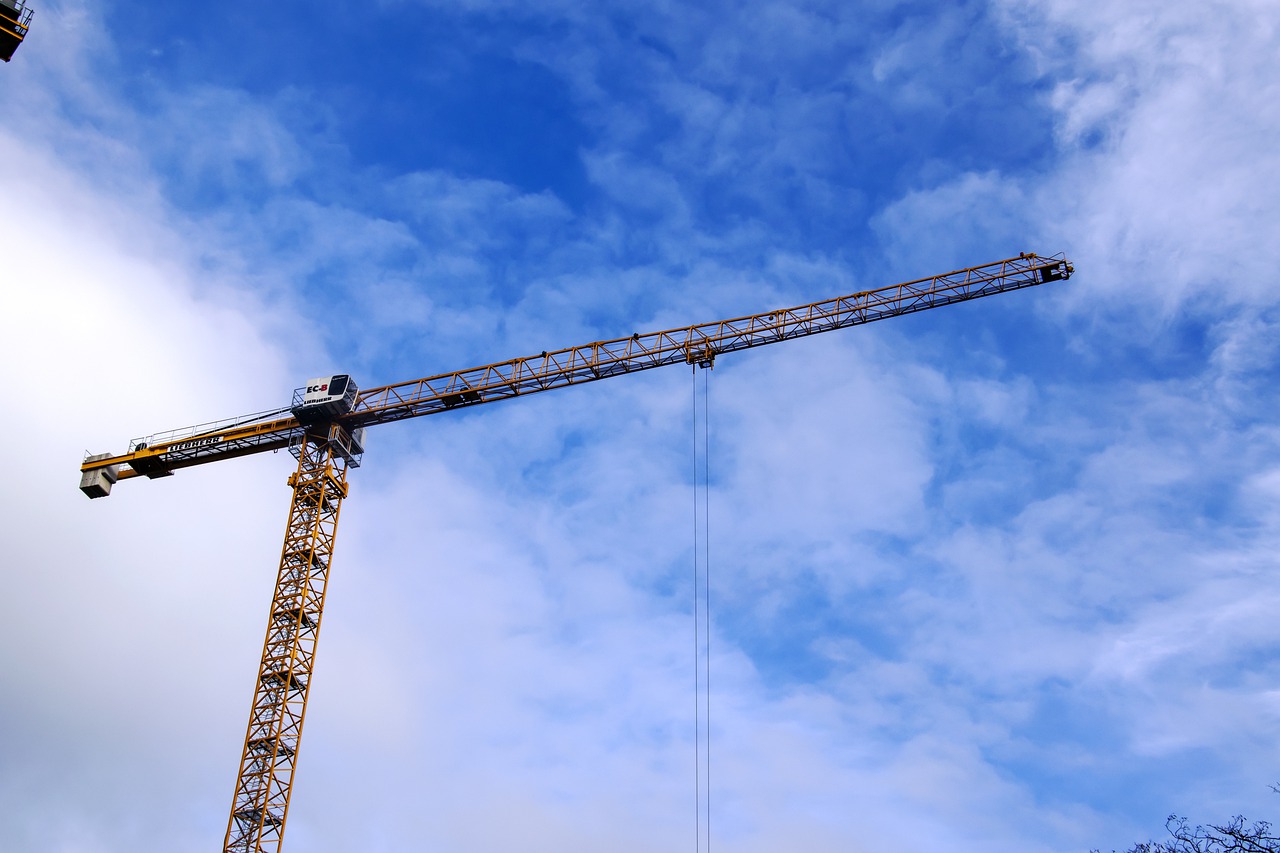 Yüksek yapı inşaatında yükselen kule vinci