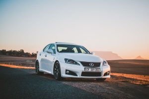 Beyaz Lexus ES sedan gun batiminda