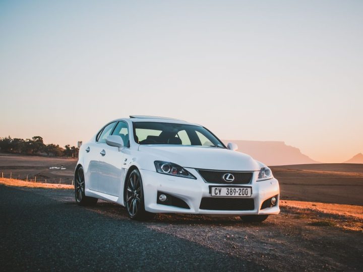 Lexus ES: Lüks ve Sorunsuzluğu Birleştiren Sedan