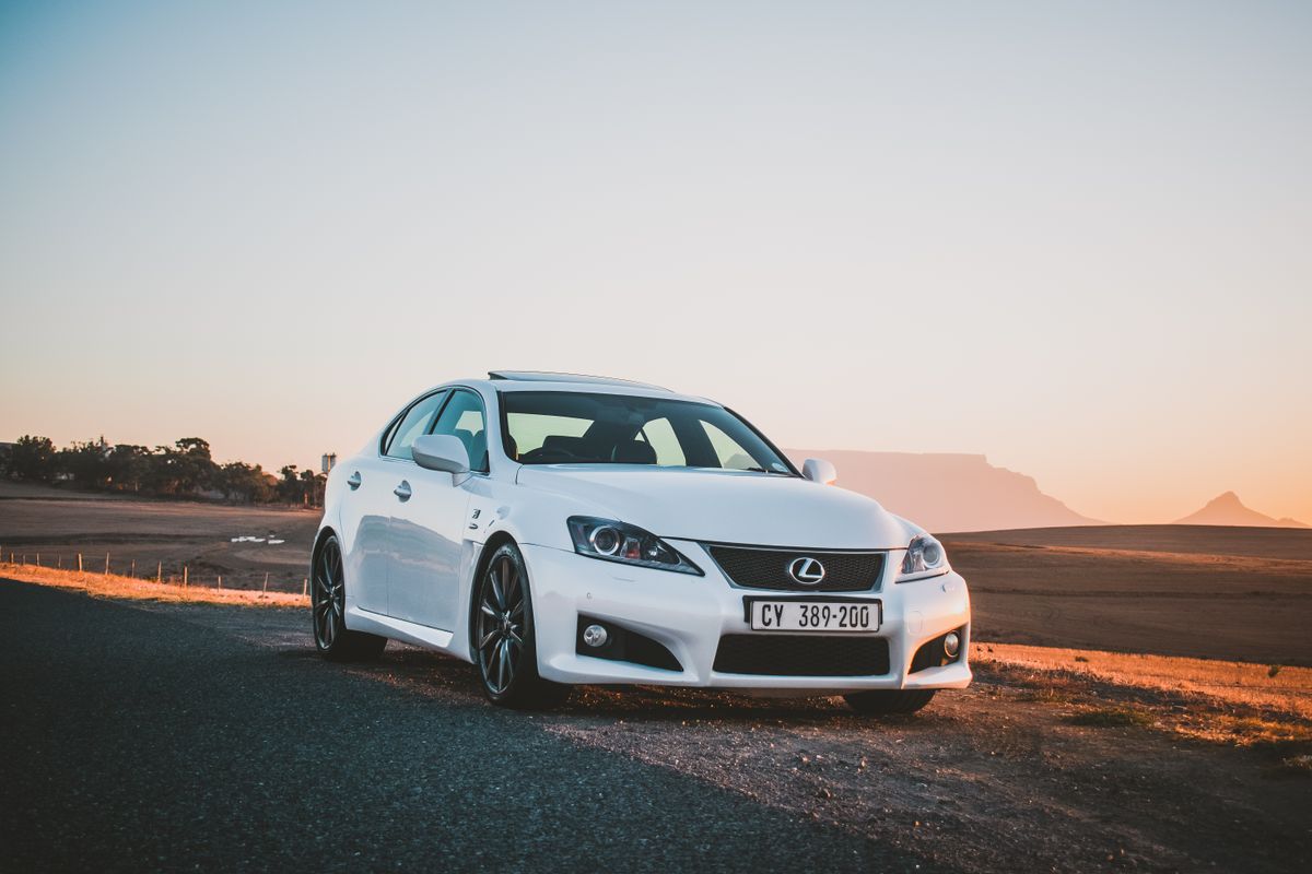 Beyaz Lexus ES sedan gun batiminda