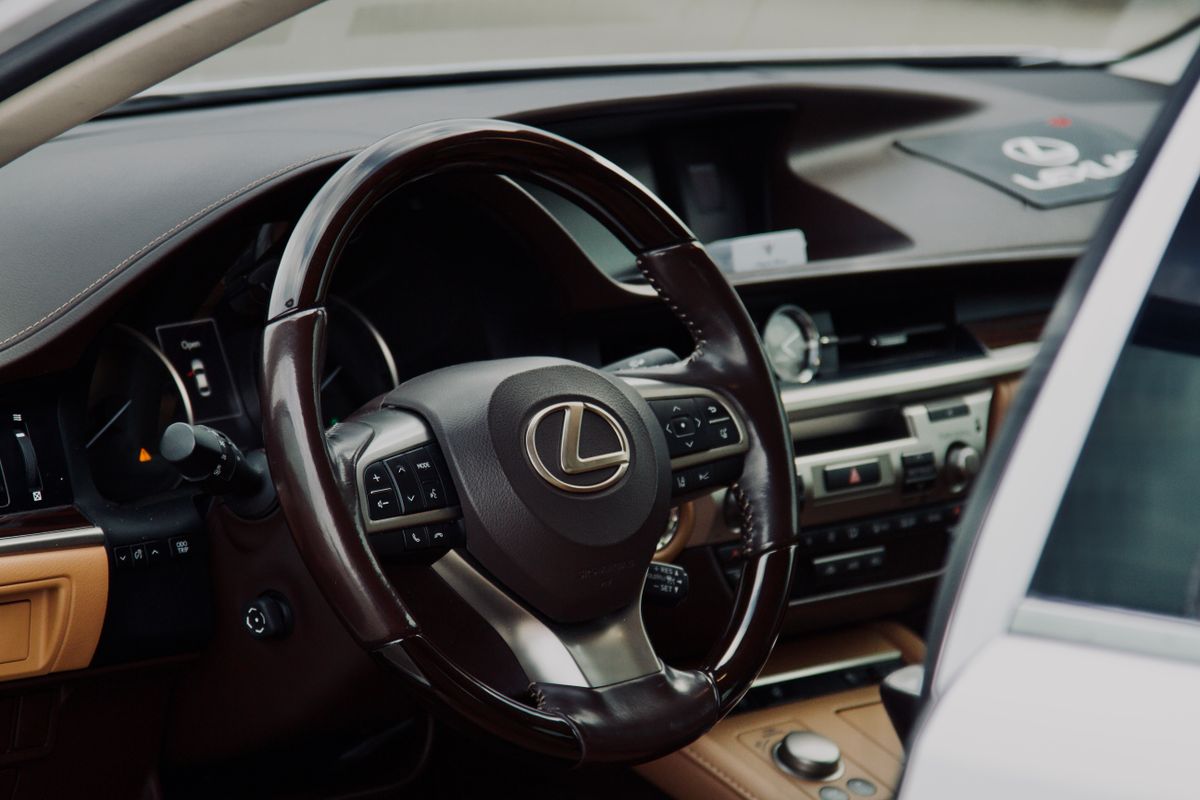Lexus ES direksiyon ve ic detaylar