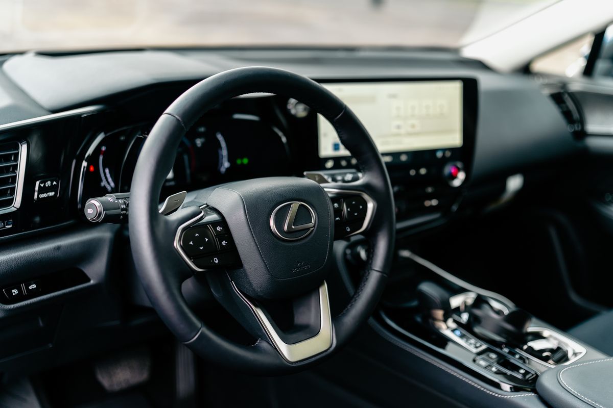 Lexus ES ic mekan ve gosterge paneli