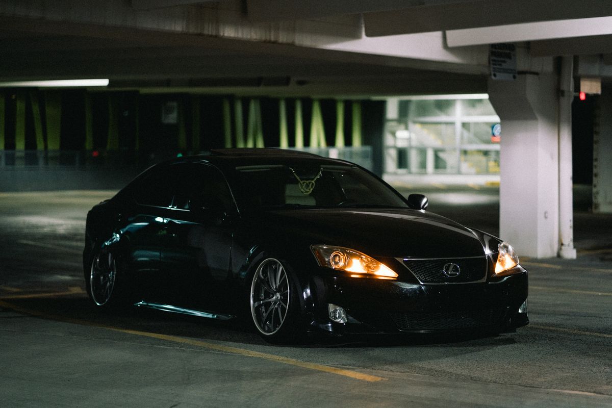 Siyah Lexus ES sedan