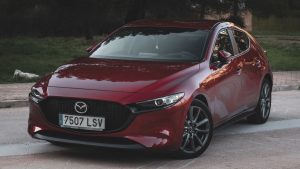 Kirmizi Mazda 3 dis gorunumu