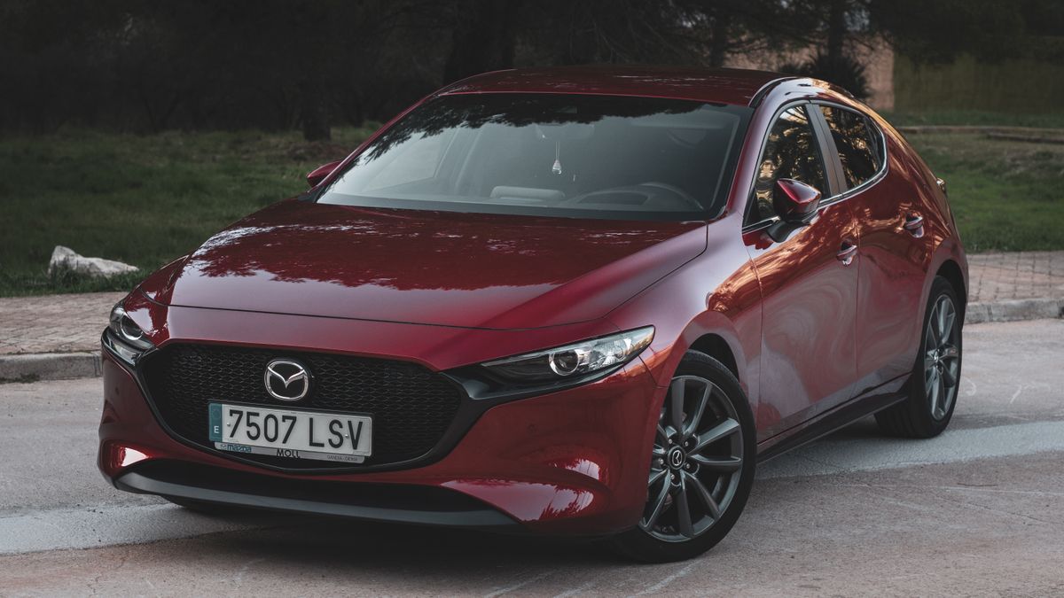 Kirmizi Mazda 3 dis gorunumu