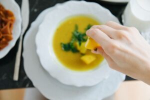 Mercimek corbasinin uzerine limon sikilmasi - mercimek corbasi tarifi