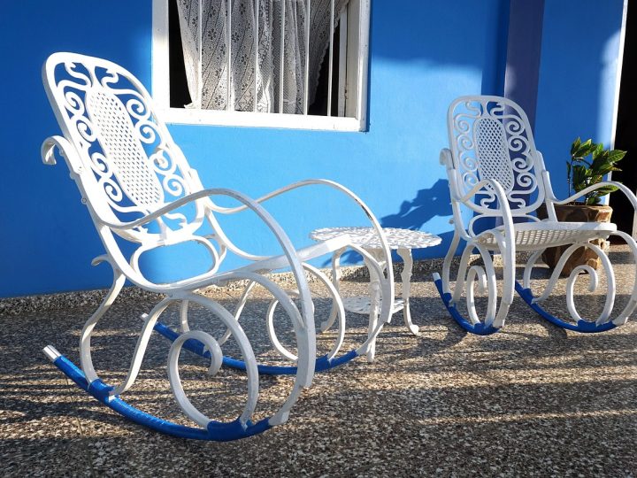 Sallanan Koltuk: Nostaljik Huzurun Modern Hali