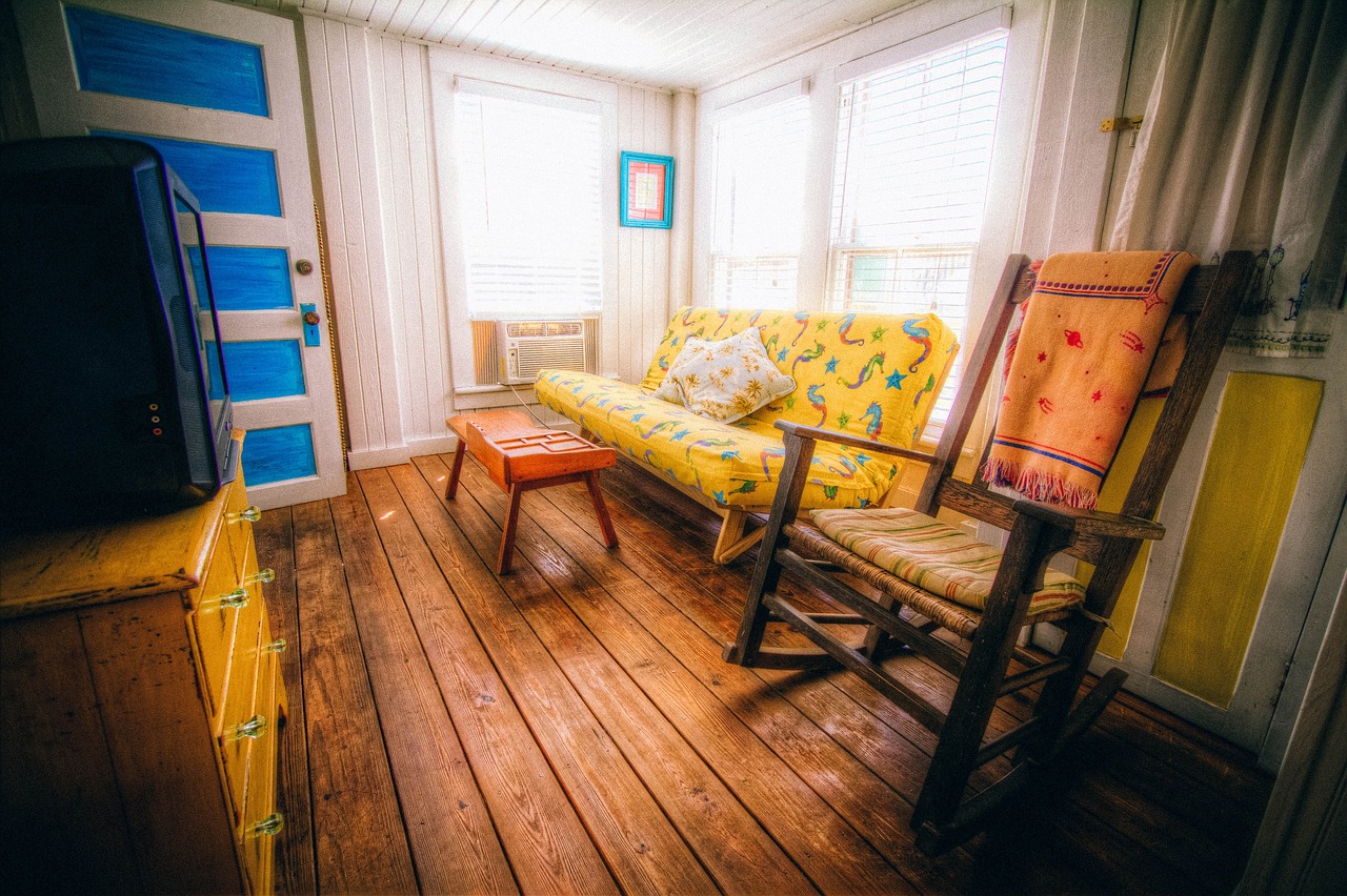 Verandada konumlanmış bir sallanan koltuk