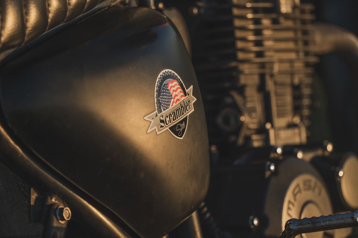 Bir scrambler motosikletin motor ve gövde detayı yakın çekim