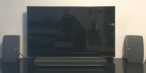 TV altında soundbar ve yan hoparlörler