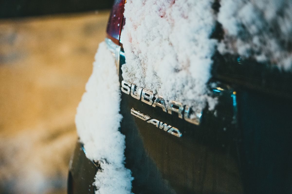 Karli Subaru amblemi ve AWD detayi
